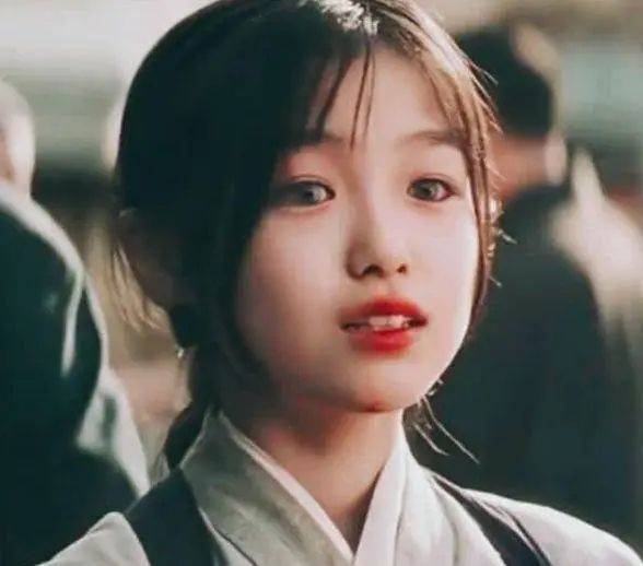 参演了日本电影《艺伎回忆录》里面的小百合幼年时候的小女孩,小千代