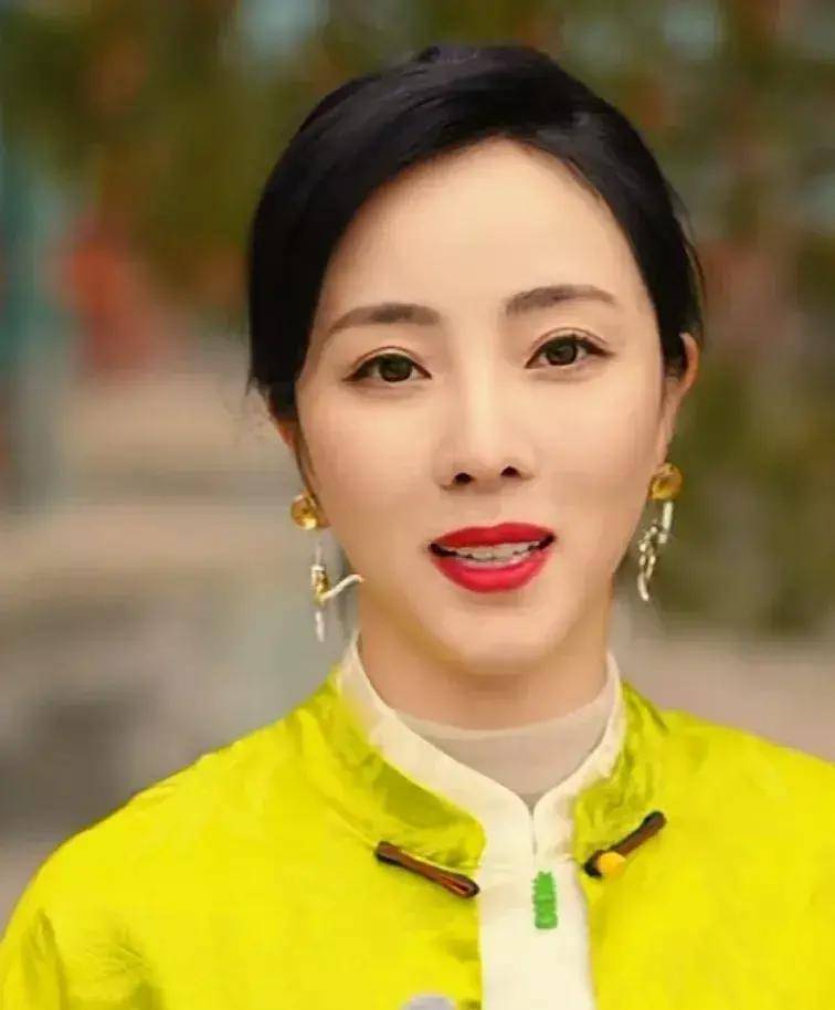 美女主持人李思思在广西桂林同当地居民一起庆祝三月三