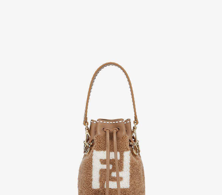 这款fendi first手袋,柔软米色美