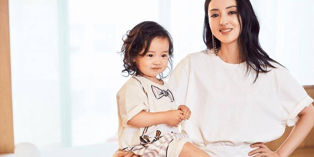 这两年董璇也确实称得上是"劳模",她先后主演了《北京女子图鉴之整容