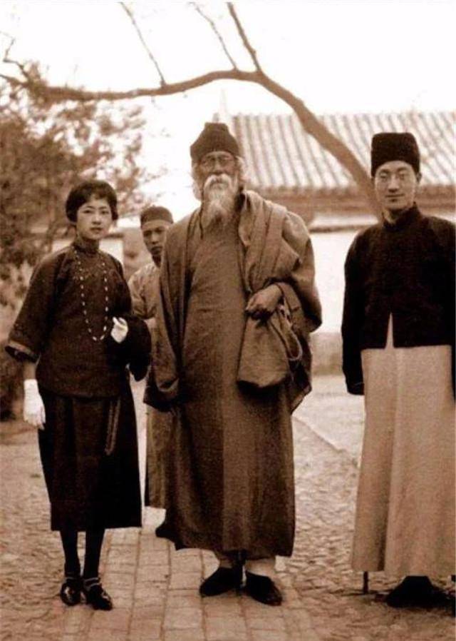 林徽因墓碑被砸儿子不让修复修复之后女儿流出泪水