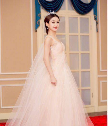 迪奥举办高订大秀活动,杨颖,王子文都在,粉丝问怎么没有颖宝呢_赵丽颖