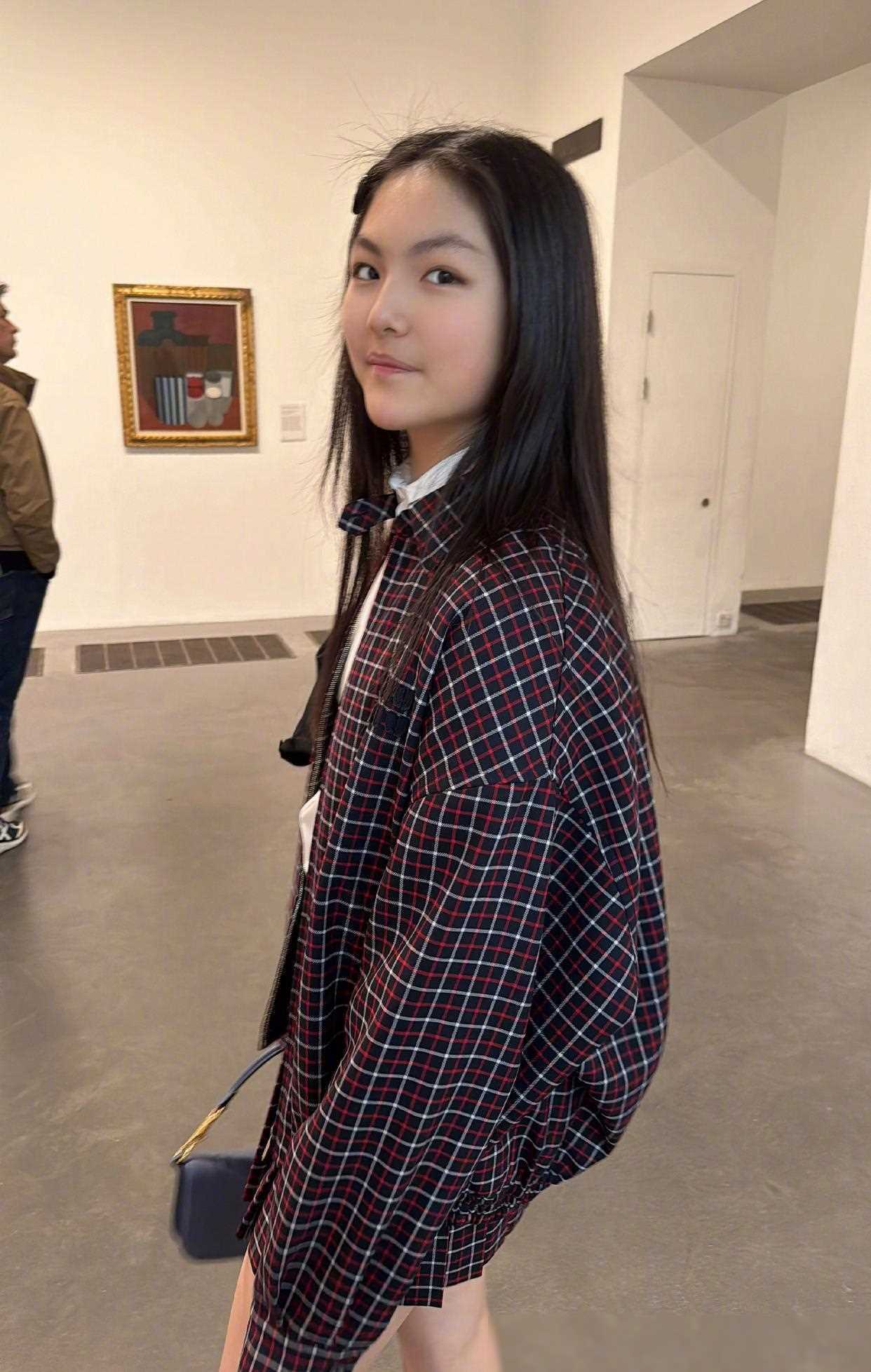 李湘携女逛画展,王诗龄一身行头价值三万,王岳伦染黄发显年轻