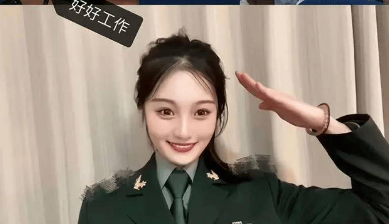 国乒世界冠军秀恩爱,漂亮妻子是军人,穿军装英姿飒爽_周雨_照片_孙