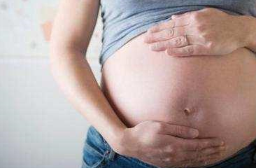 孕妈在怀孕期间有这些表现，所以玩得开心点，这意味着你不容易长妊娠纹_皮肤_体重_控制。