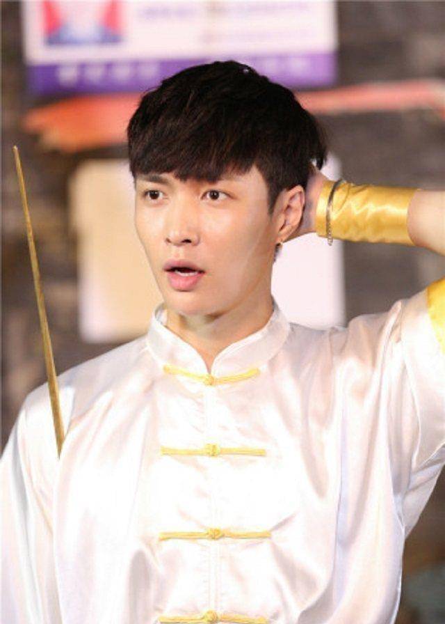 原创迪丽热巴现身机场两件小事尽显蠢萌感觉和张艺兴好搭