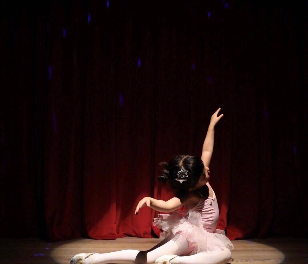 原创邓超女儿吃饭不乖孙俪采用别致手段处罚她结果小花妹妹上瘾了