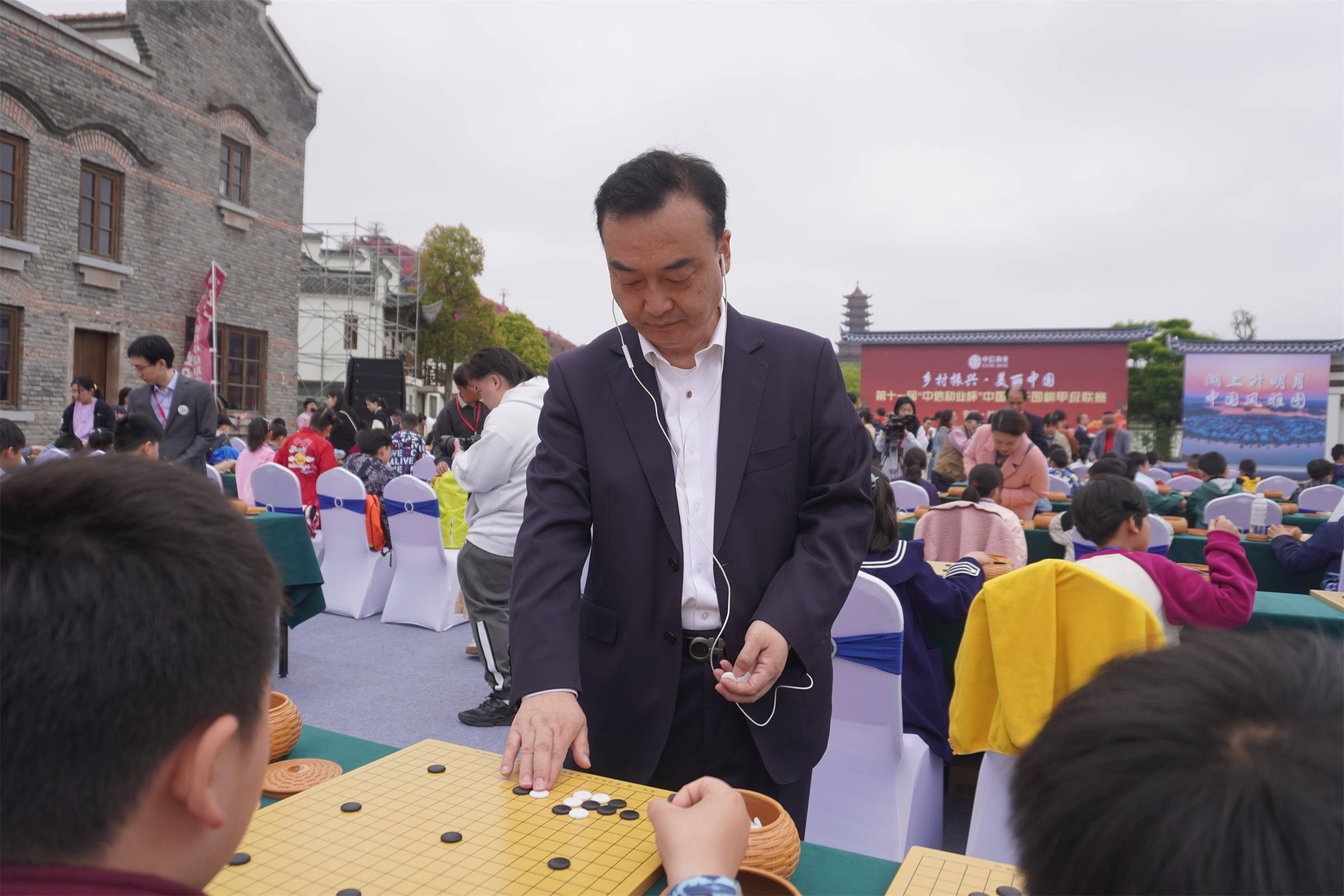 女子围甲蚌埠站捐赠希望教室并举办指导棋_活动_中国_围棋