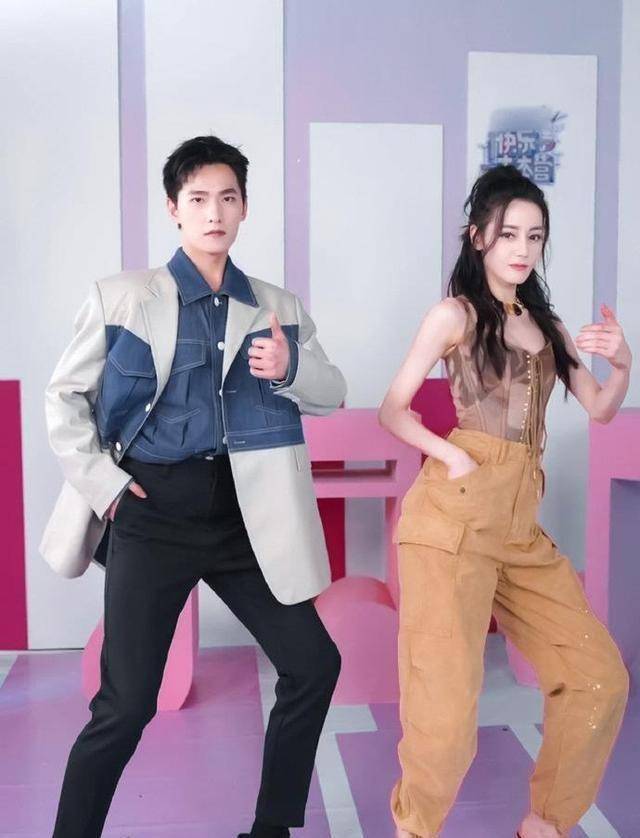 原创迪丽热巴罕见晒男装照花衬衫配工装裤腿长比例实名羡慕