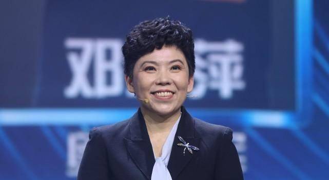 原创邓亚萍真是气质型的穿朴素的黑色西装也非常惹眼有魄力