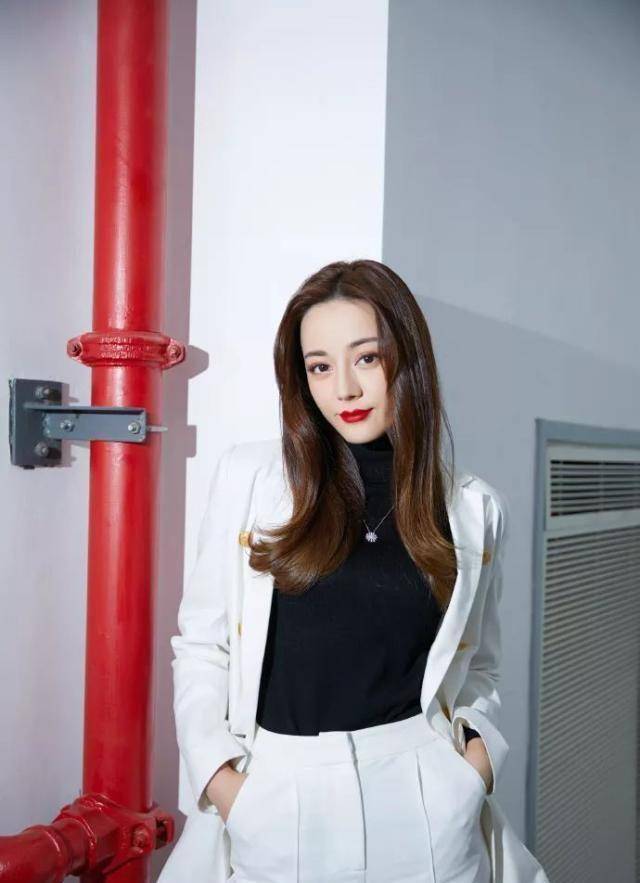 原创迪丽热巴的红唇白西装太欲了俯拍都这么美拜倒在她的西装裤下