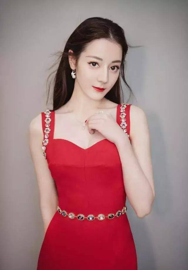 原创迪丽热巴礼服搭配的首饰惊艳无比果然没有最美只有更美的女子