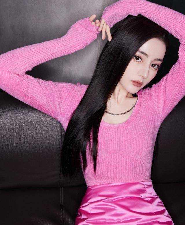 原创迪丽热巴一身粉搭配利落长发甜中带飒演绎别样酷girl