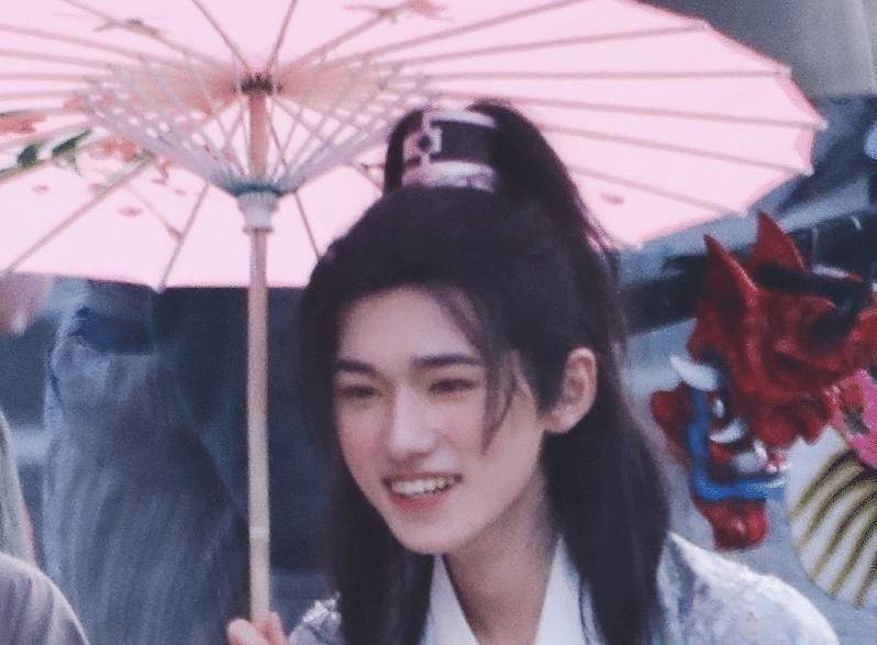 原创宋亚轩玩游戏好认真拖鞋证明清白却意外暴露自己的身高