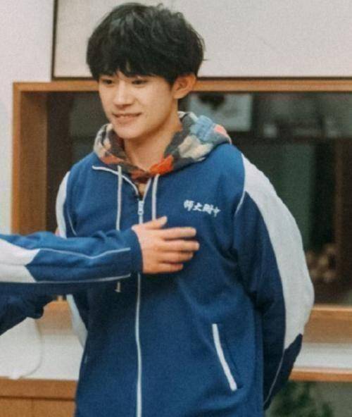 当肖战龚俊宋亚轩等一众男星穿上校服你最想和谁做同桌