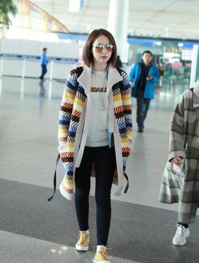 董璇素颜现身机场疑因巨额资产冻结面容憔悴