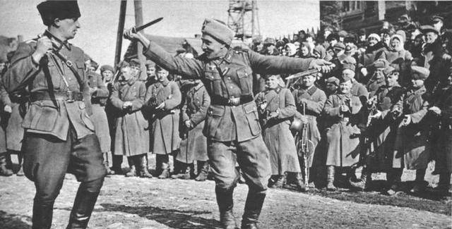 哥萨克是特殊历史时期的产物,他们一方面为反压迫聚集在一起;另一方面