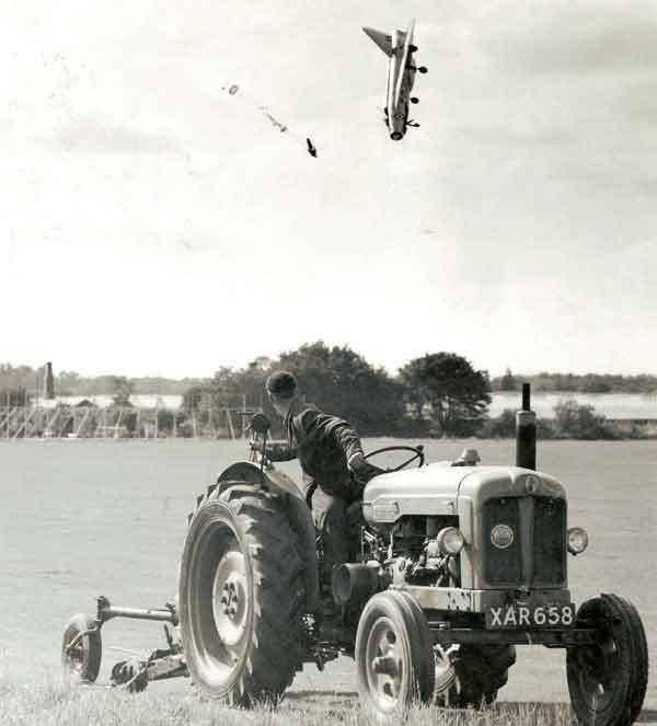原创1962年距离地面60米飞机突然大头朝下坠落飞行员弹出舱外