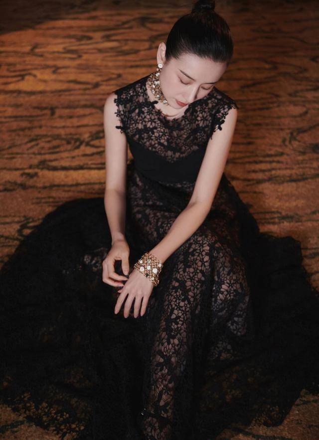 原创董洁也难逃中年发福穿镂空裙走红毯虽优雅却藏不住中年气息