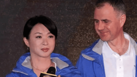 原创56岁金星宣布再婚发布时间暗藏玄机穿金戴银贵气十足羡煞网友