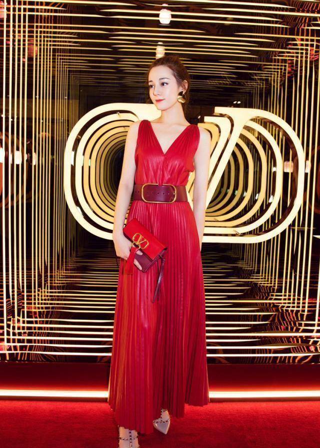 原创迪丽热巴一袭红色连衣长裙百褶造型惊艳亮相高扎马尾俏皮可爱