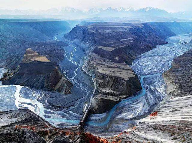 安集海大峡谷,又叫红山大峡谷,位于新疆沙湾县安集海镇以西的天山北坡