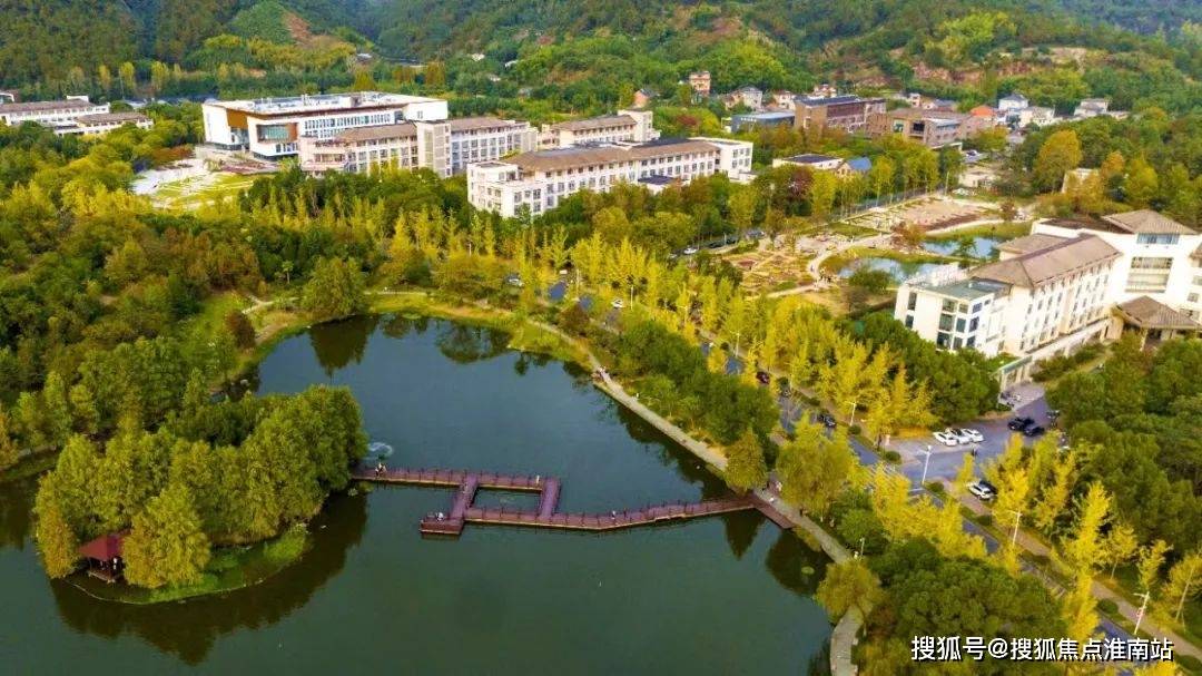 400-9939-964山环水绕的农林大学东湖校区(图源:临安发布)绿城桃李西
