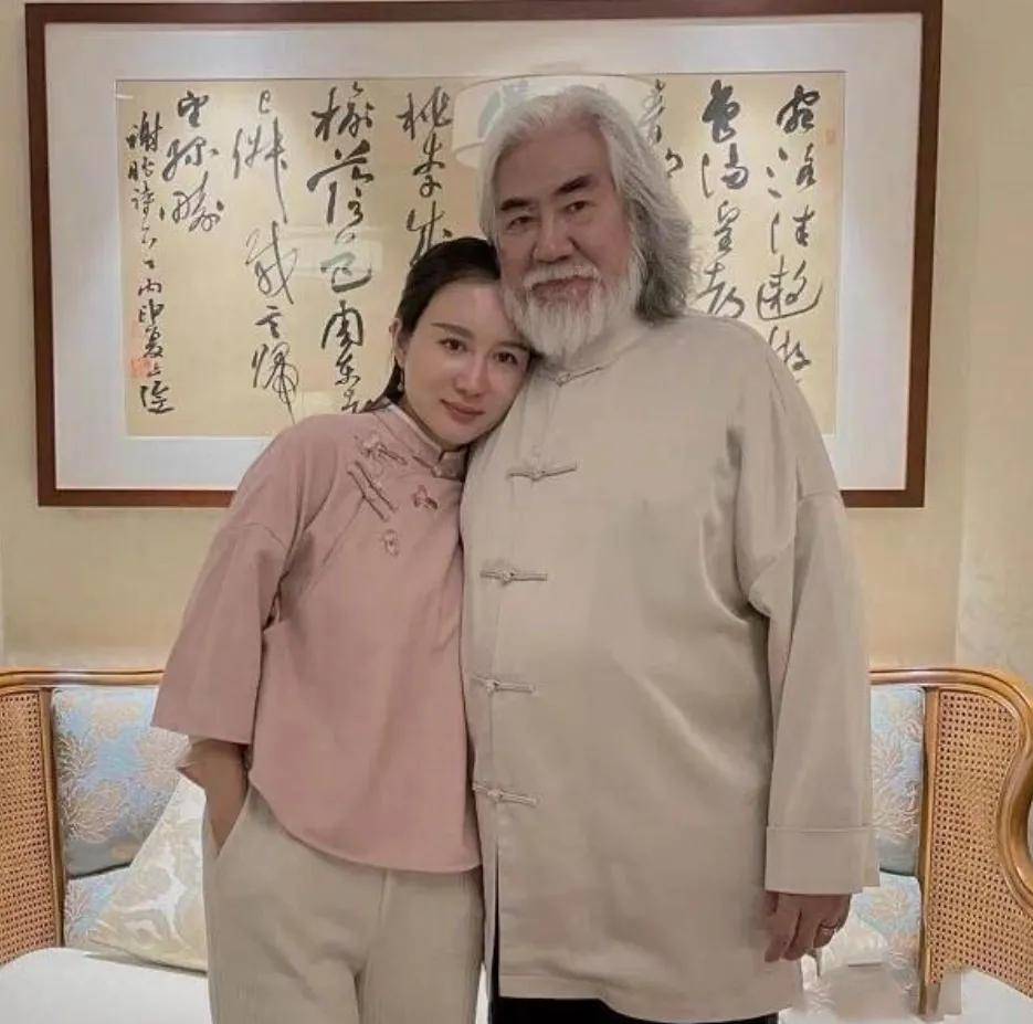 张纪中夫妻同框像爷孙!他72岁仍精神矍铄,小30岁娇妻怀四胎仍嫩似少女