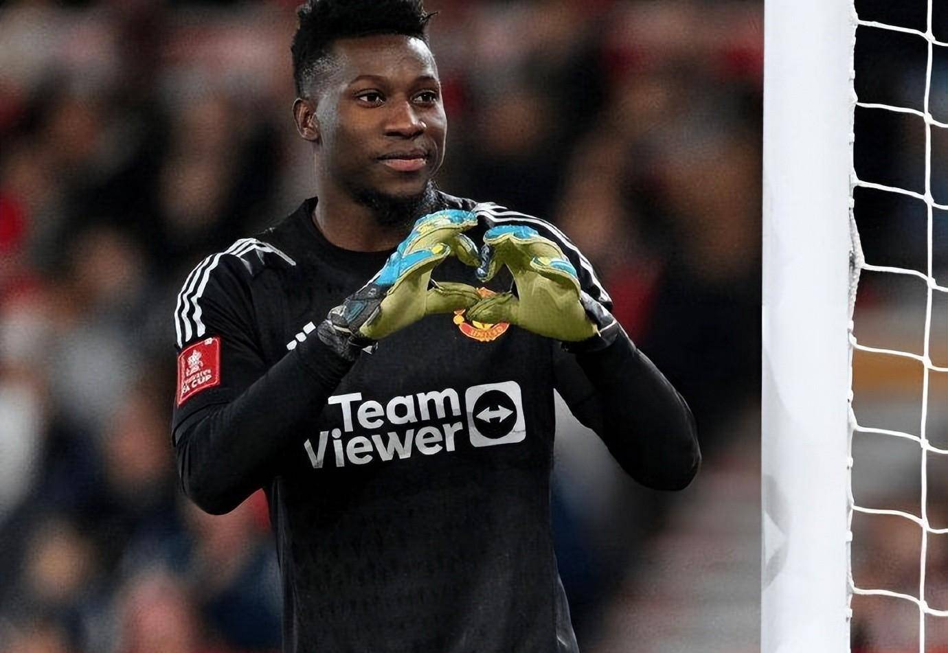 红魔被他们的对手奥纳纳和一名男子在28英尺处射门._比赛_曼联的_手套