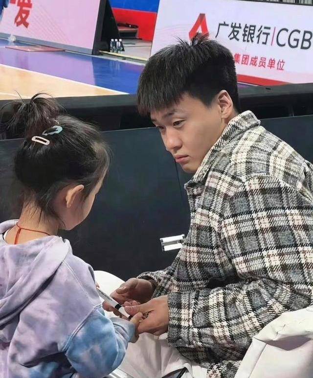 原创赵睿笑着说新疆和黑龙江很相似它不像广州那样潮湿我偶尔戴上口罩