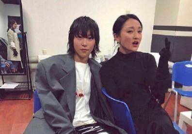 原创窦靖童和周迅被曝领证工作人员表情包回应她深夜独自溜达回家