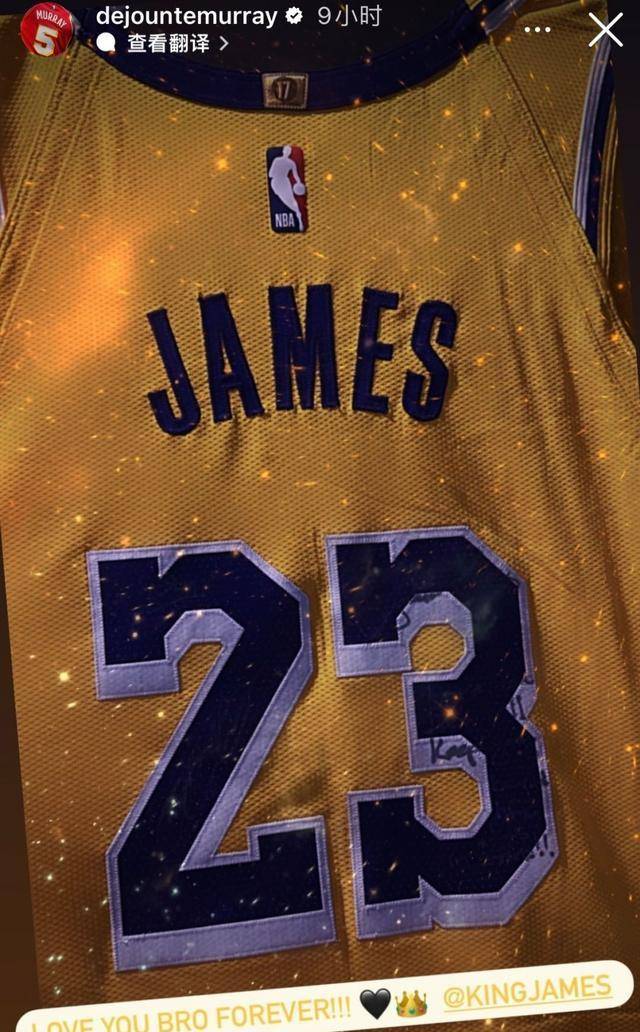 穆雷在个人社交媒体账号发布了一条动态,展示了詹姆斯的球衣,并写下"