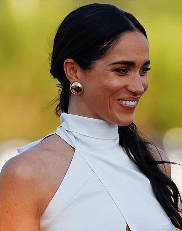 梅根最新营业又高调了!和哈里当众亲吻真甜,她穿挂脖白裙女神范