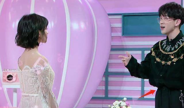 费启鸣唱我愿意表白沈月网友注意点却放在他的裤腰带