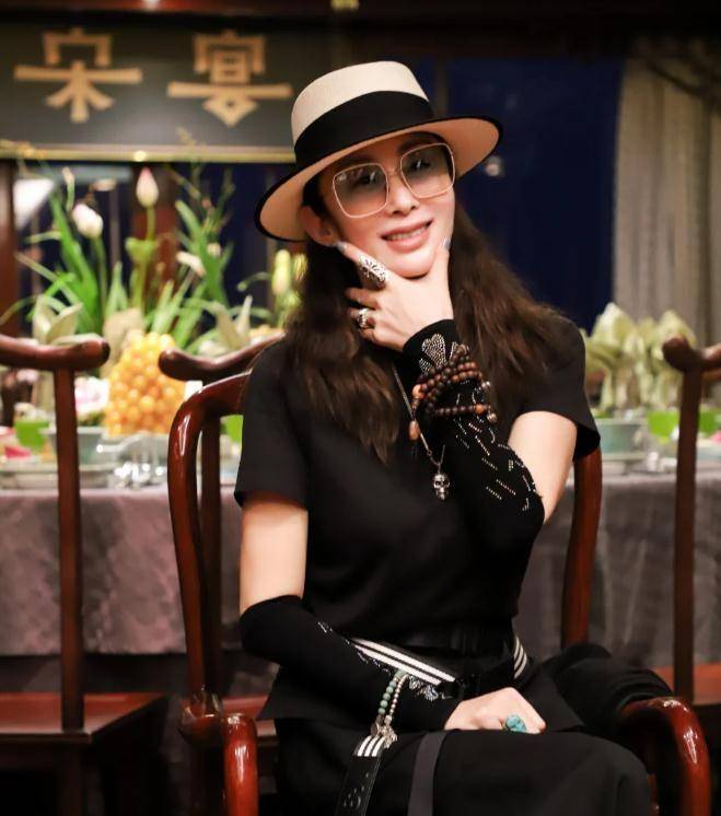 56岁女神张敏近照曝光老了身材暴瘦干瘪被采访时笑得很开心