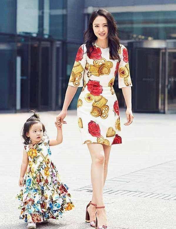 原创董璇离婚后风格大变大衣红唇表情淡漠昔日主妇变高冷女总裁