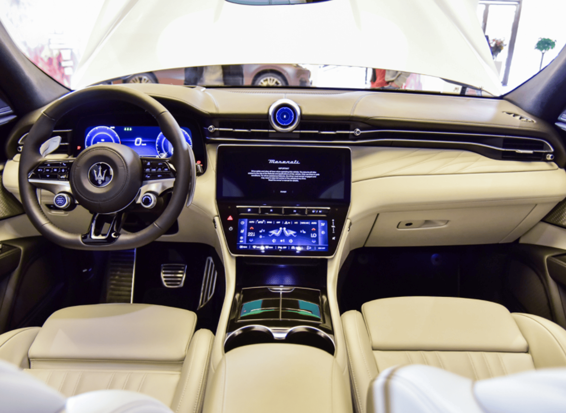 首先,从外观设计来看,kubang忠实继承了玛莎拉蒂经典的设计元素.