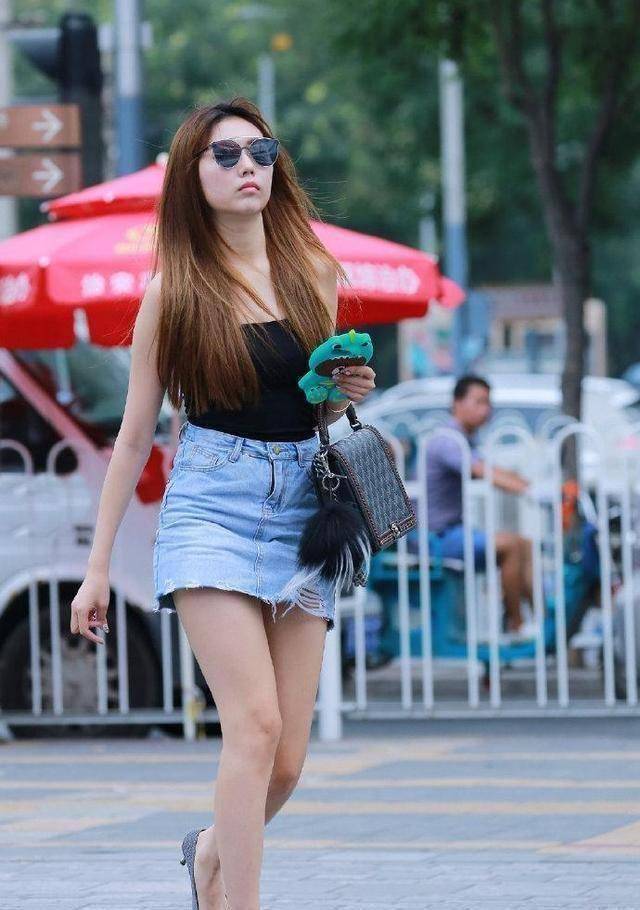 原创短裙美女黑色上衣的穿搭但是蓝色的牛仔短裙还是可以拯救它的