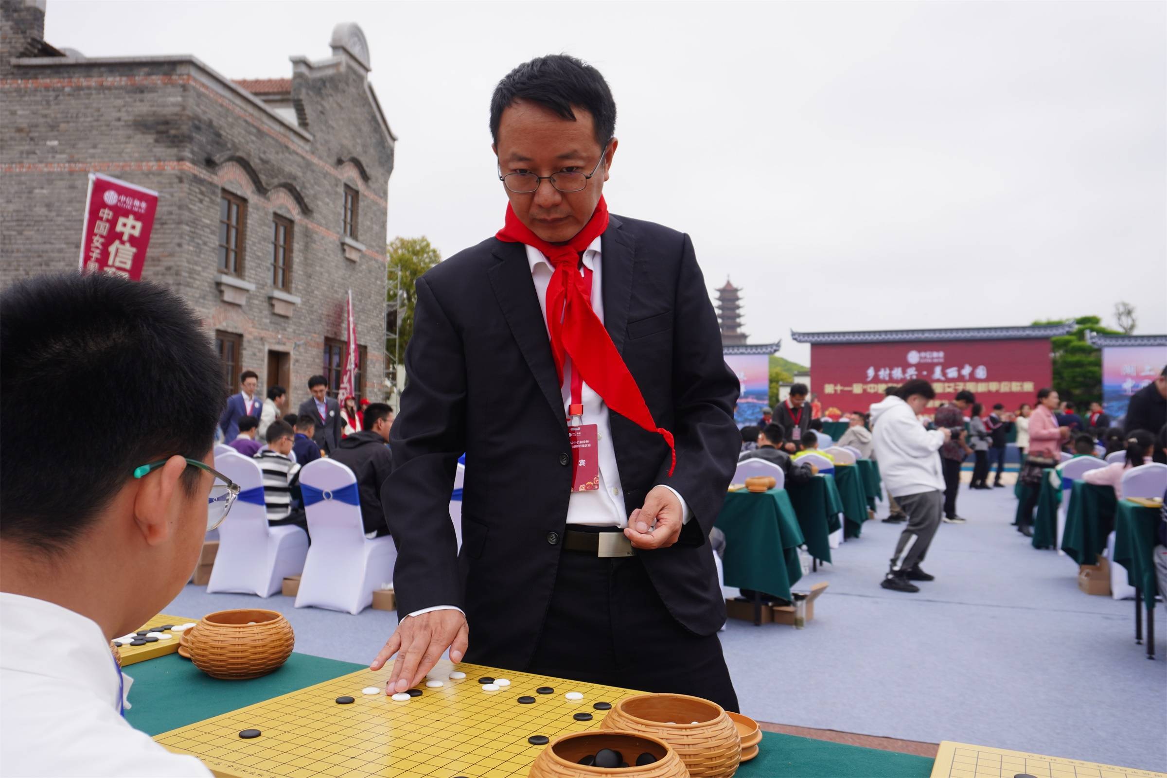 女子围甲蚌埠站捐赠希望教室并举办指导棋_活动_中国_围棋