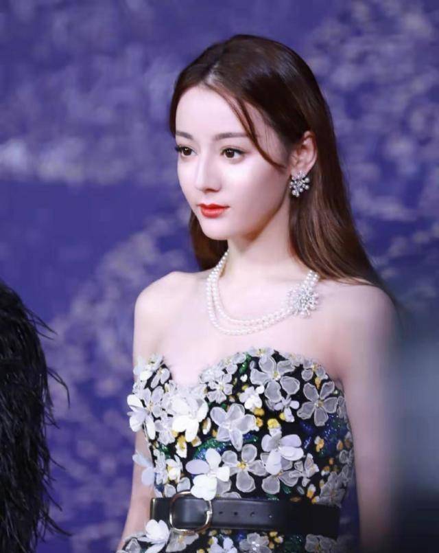 迪丽热巴和谁合影都很端庄,唯独遇到他后,瞬间搞怪女神气质全无_陈伟