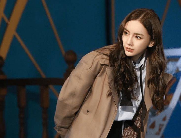 她用一个动漫美少女作为自己的头像,而美少女还和一个男孩子聊天