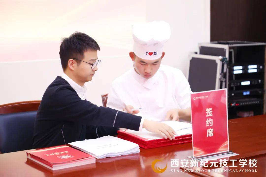 授课教师学生处处长仝凯斌宣读班级名单并对开班纪律作以要求全体起立