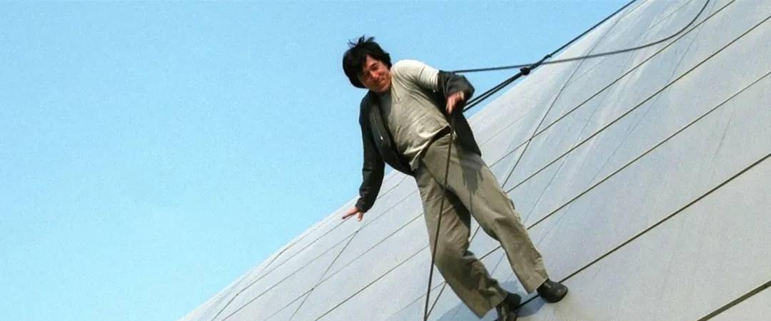 竟然成为了一位真正的"动作指导",甚至还担任起成龙电影的导演职位