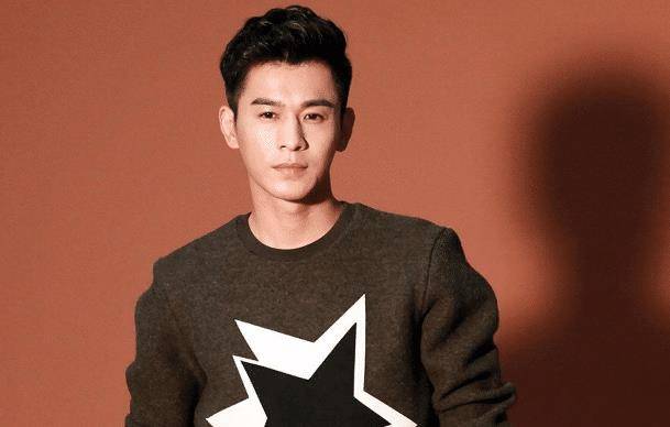 原创拥有精湛的演技扮相潇洒帅气棱角分明的脸庞展现熟男的魅力