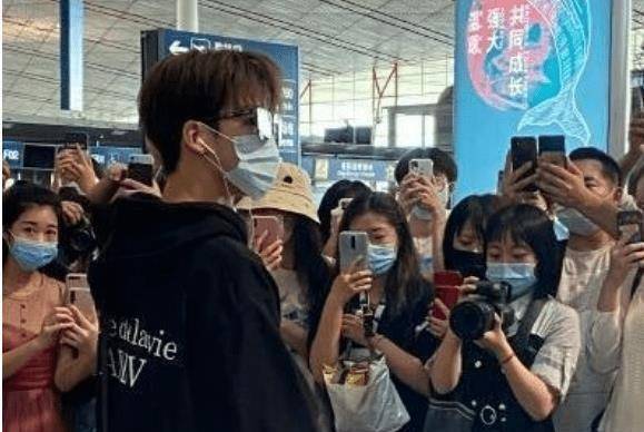 原创粉丝接机太疯狂何洛洛发文呼吁理智追星勿扰他人生活