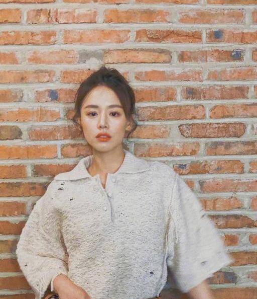 原创马思纯机场造型大翻车穿绿色工体装暴露臃肿身材女神惨变路人