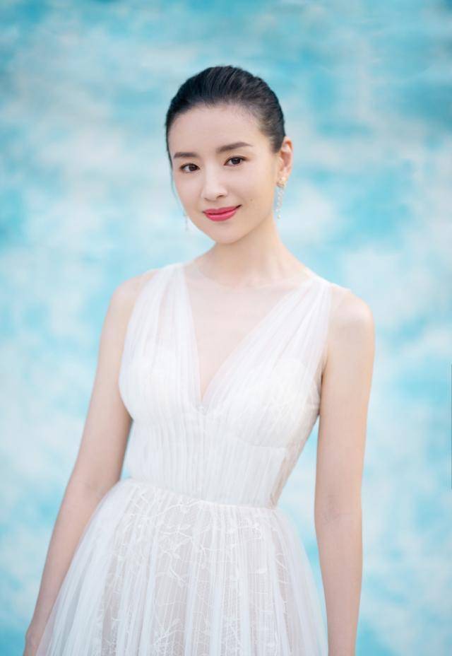 原创董洁不像39岁扎丸子头搭配白色连衣裙美回来了就像19岁小姑娘