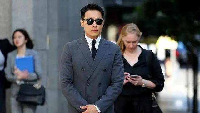 整容技术非常高超的整容医生,和曾经出演过《长安十二时辰》的艾如共