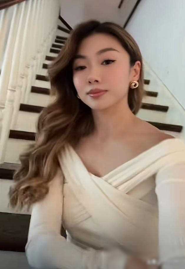 程晓玥为女儿办周岁宴,董事长公公露面,牵孙女手引热议_一家人_郑恺
