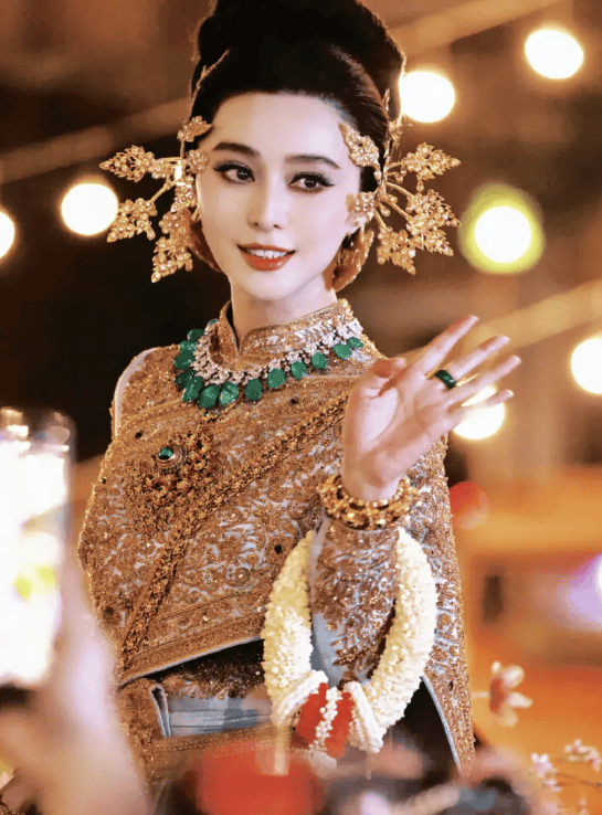 43岁范冰冰被偶遇坐着三蹦子泼水节巡演一条项链暴露真实地位